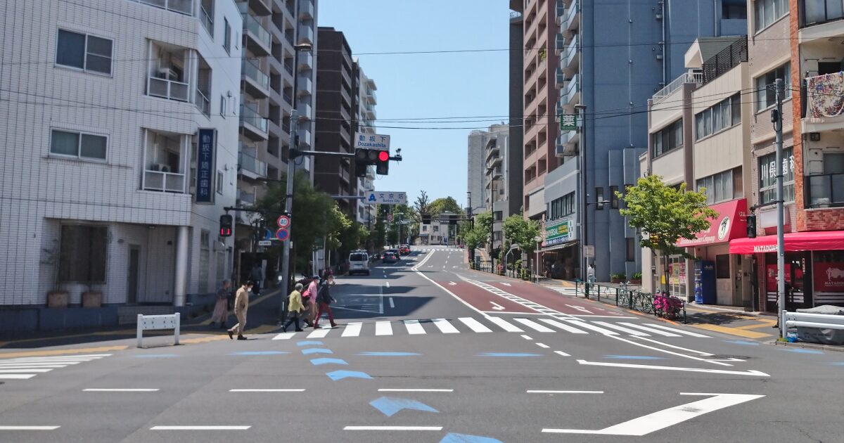 動坂下交差点