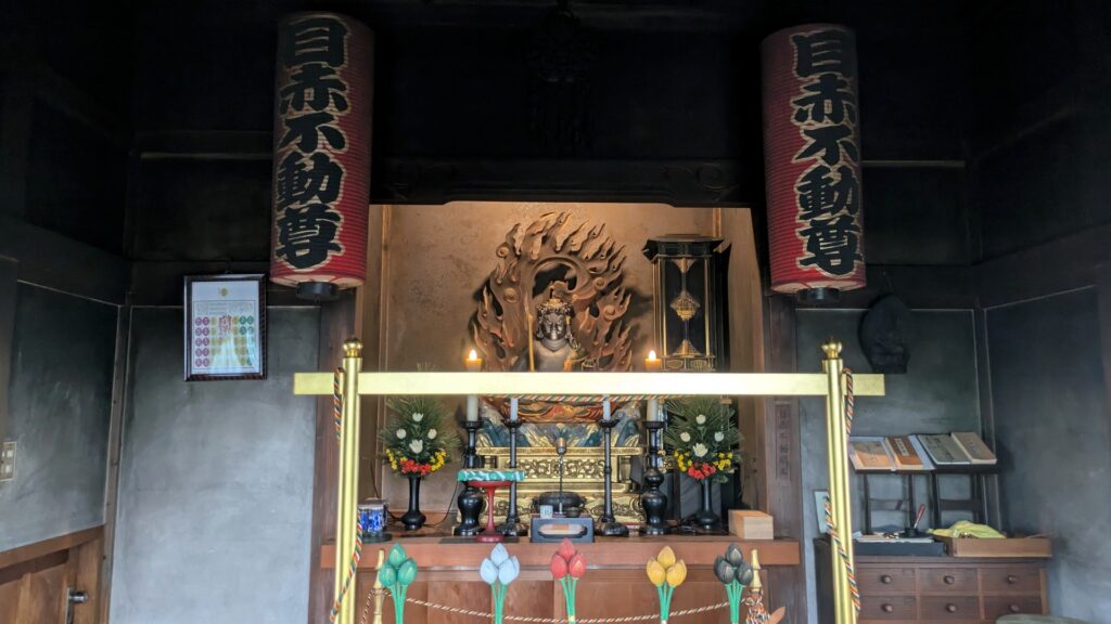 御前立のお不動様と厨子