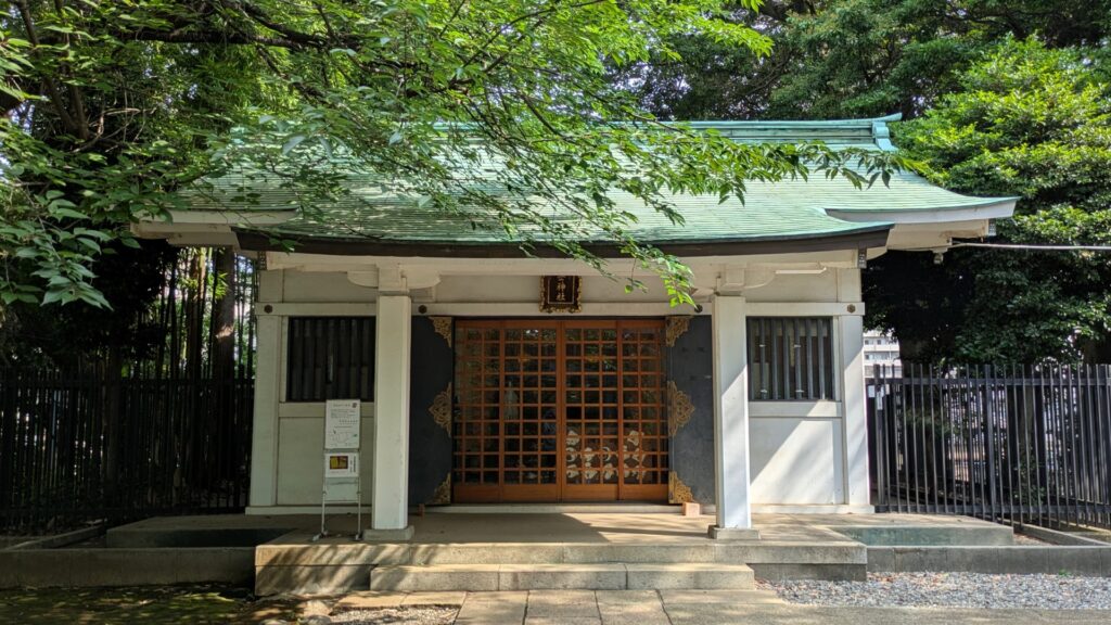緑に包まれた駒込富士神社の社殿